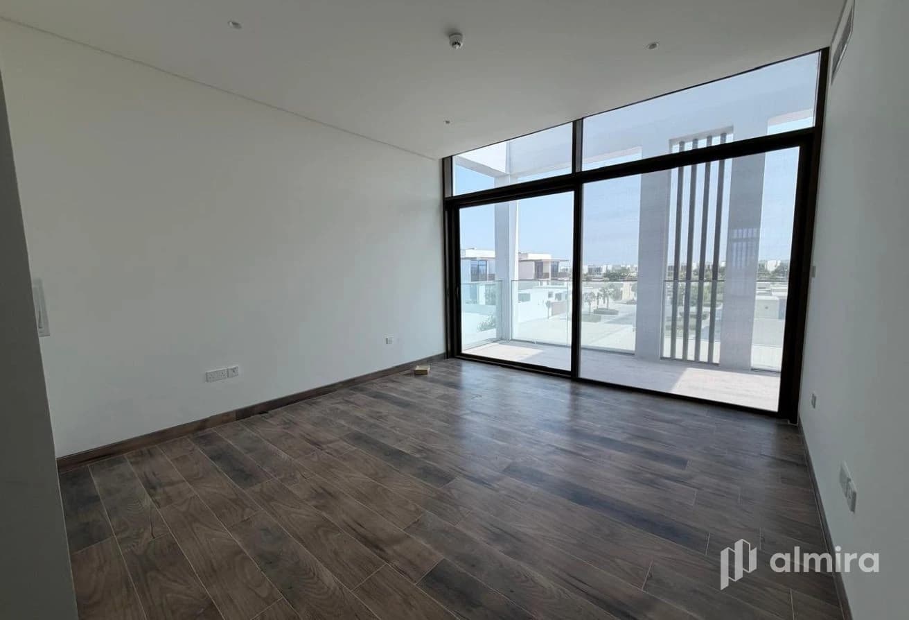 Waterfront Living | Single Row | Vacant