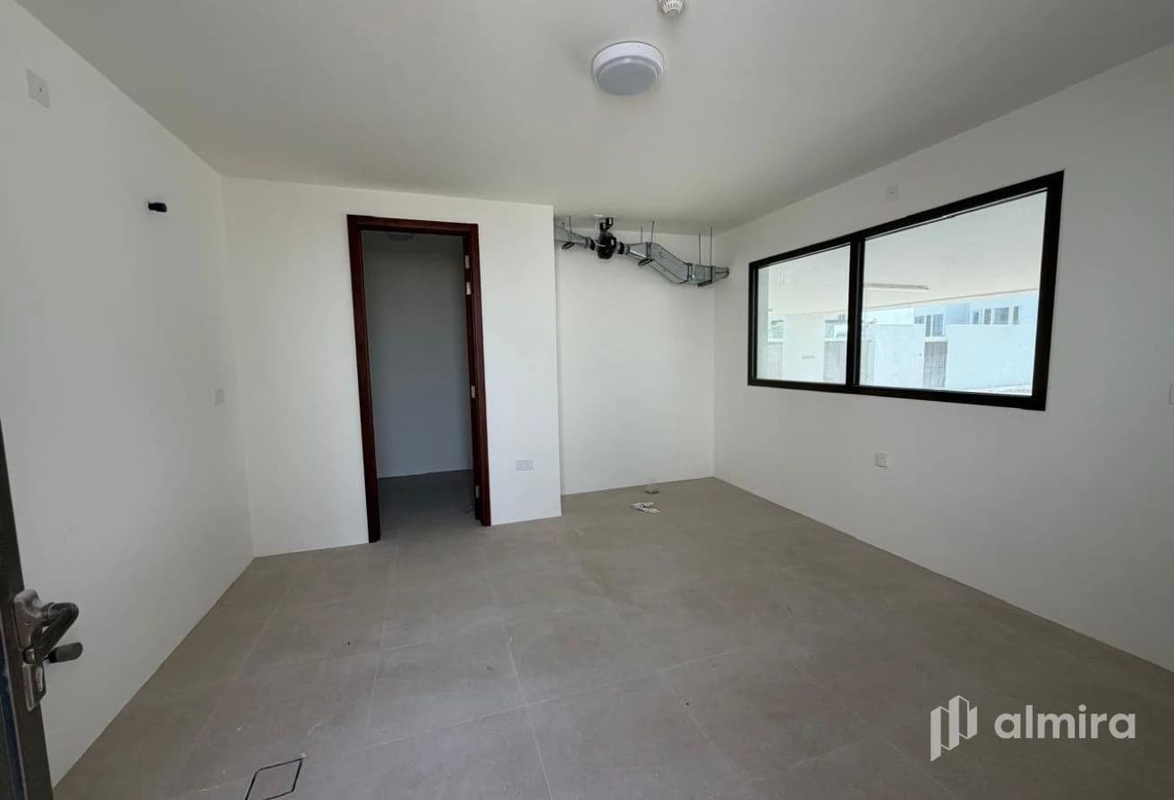Waterfront Living | Single Row | Vacant
