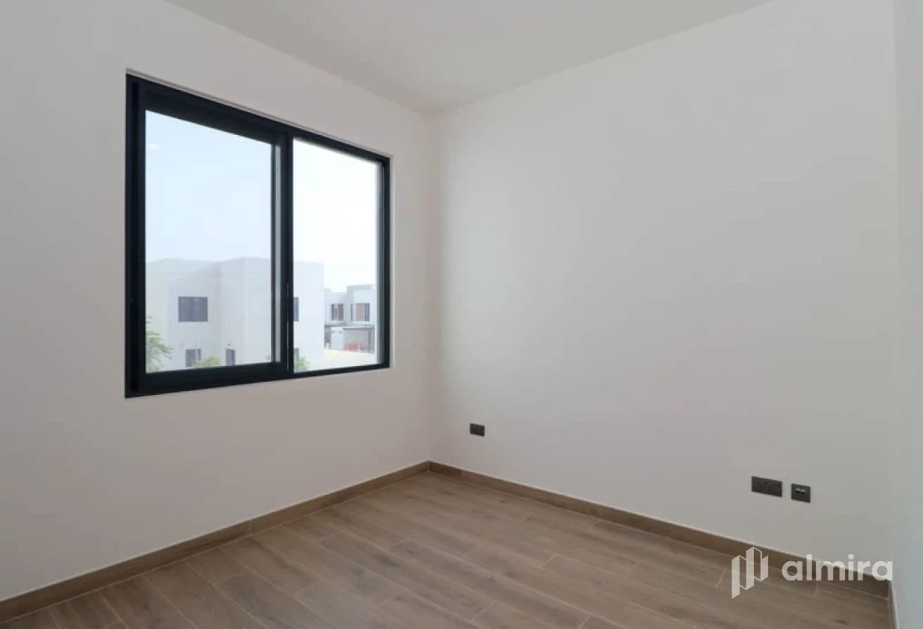 Single Row | Corner Unit | Direct to the Pool