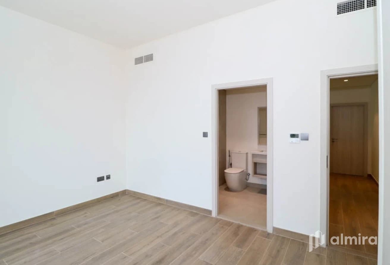 Single Row | Corner Unit | Direct to the Pool