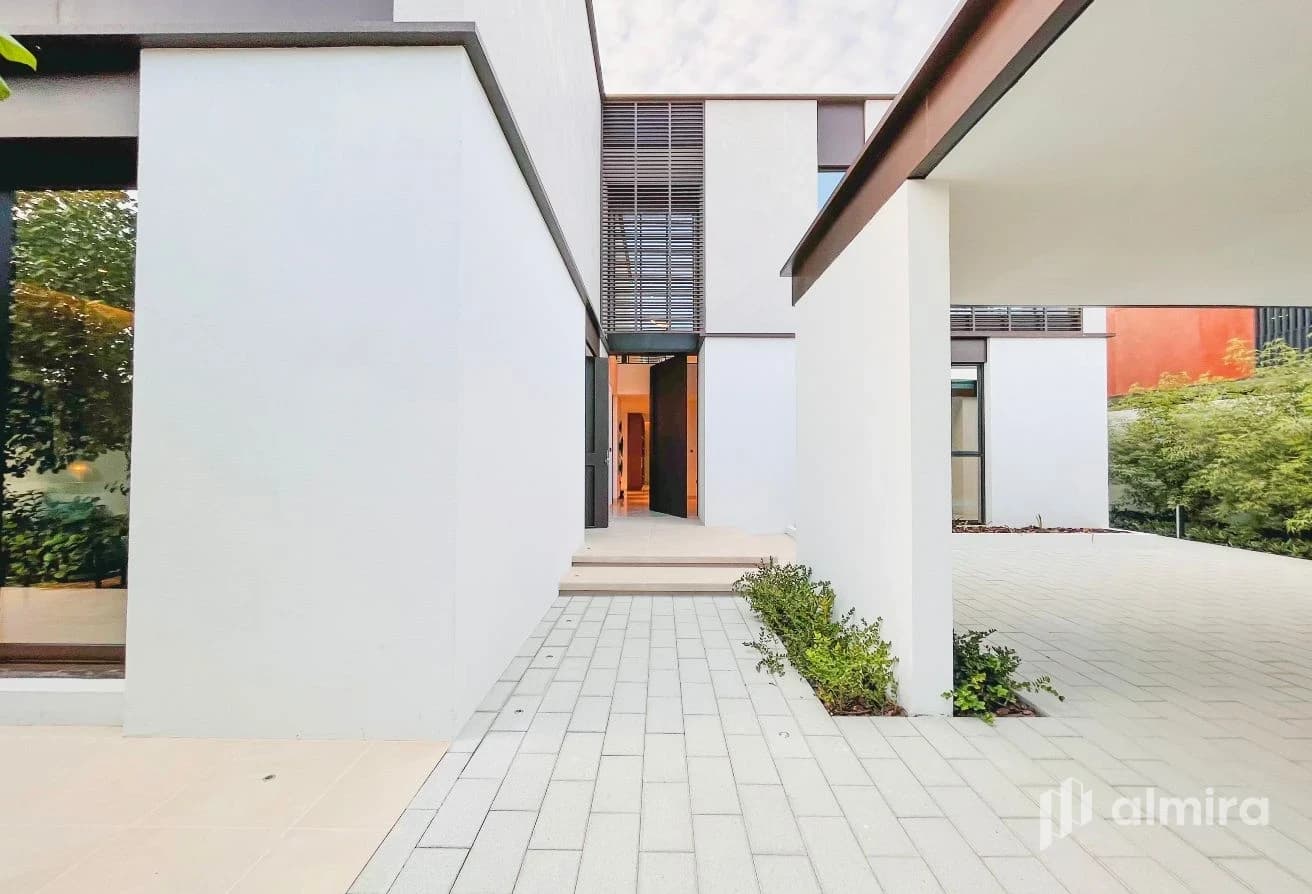 Premium 5BR + Pod | Single Row | Prime Location