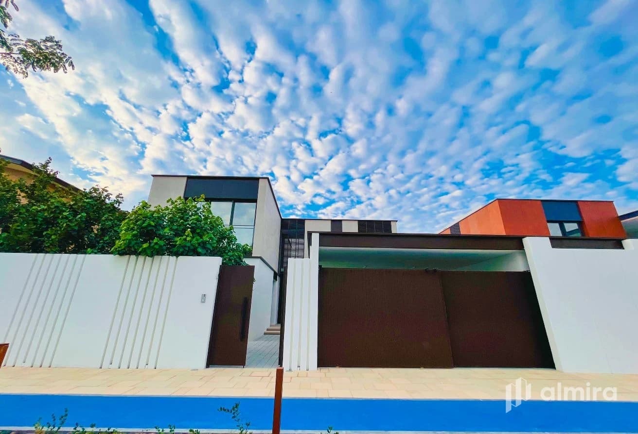 Premium 5BR + Pod | Single Row | Prime Location