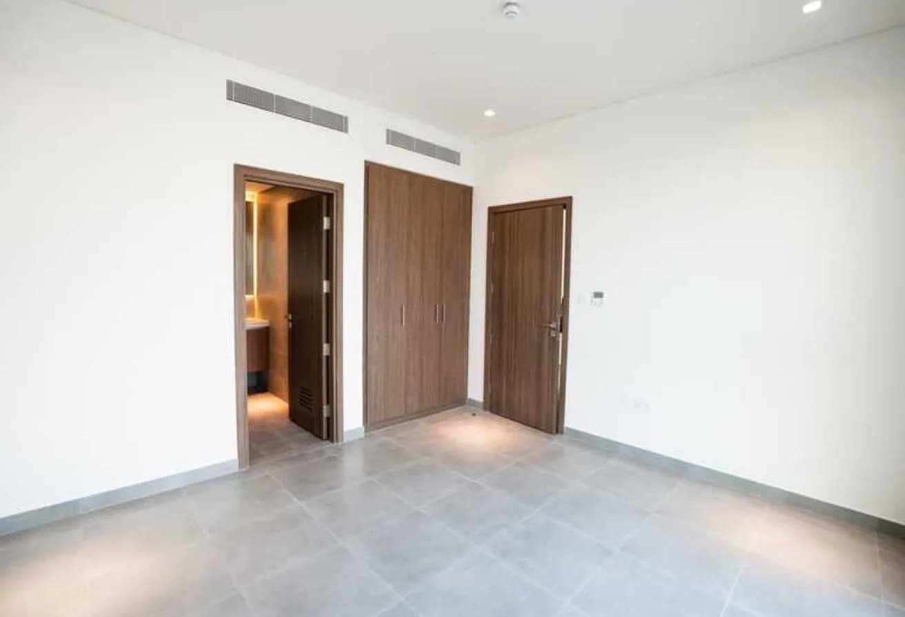 Near The Park | Single Row | Prime Location